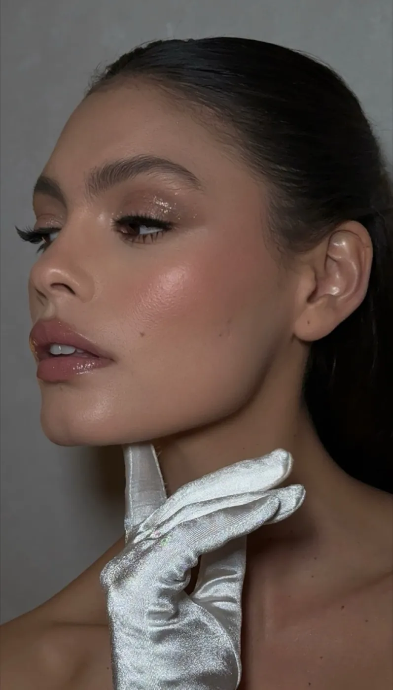 Retrato de belleza en primer plano con guantes blancos
