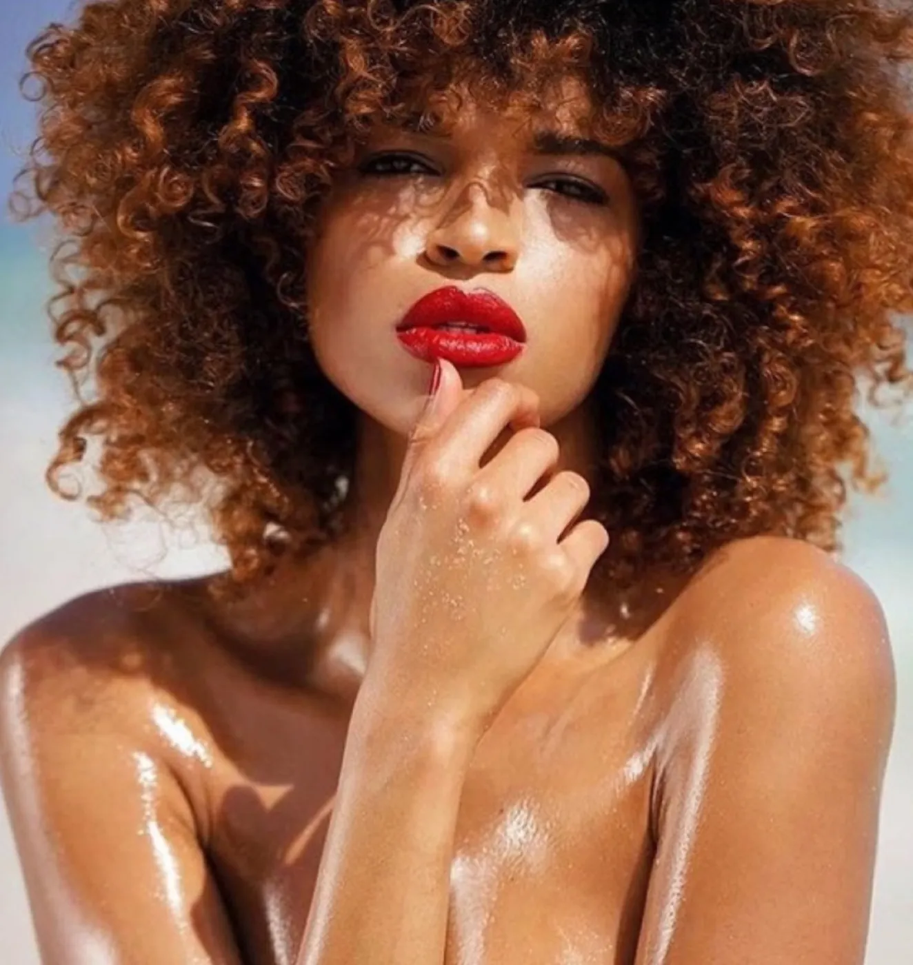 Editorial de labios rojos, publicado en Playboy Germany