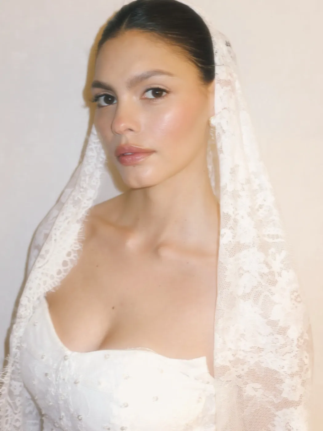 Novia con velo de encaje y piel luminosa