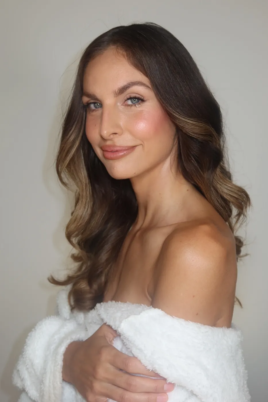 Ondas suaves, mejillas sonrojadas y labios nude rosados
