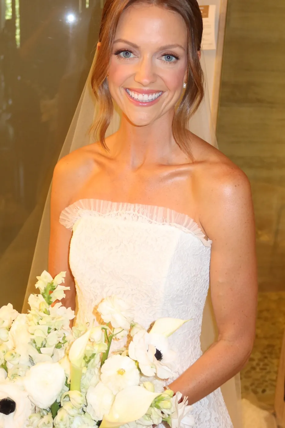 Novia sonriente con ramo blanco