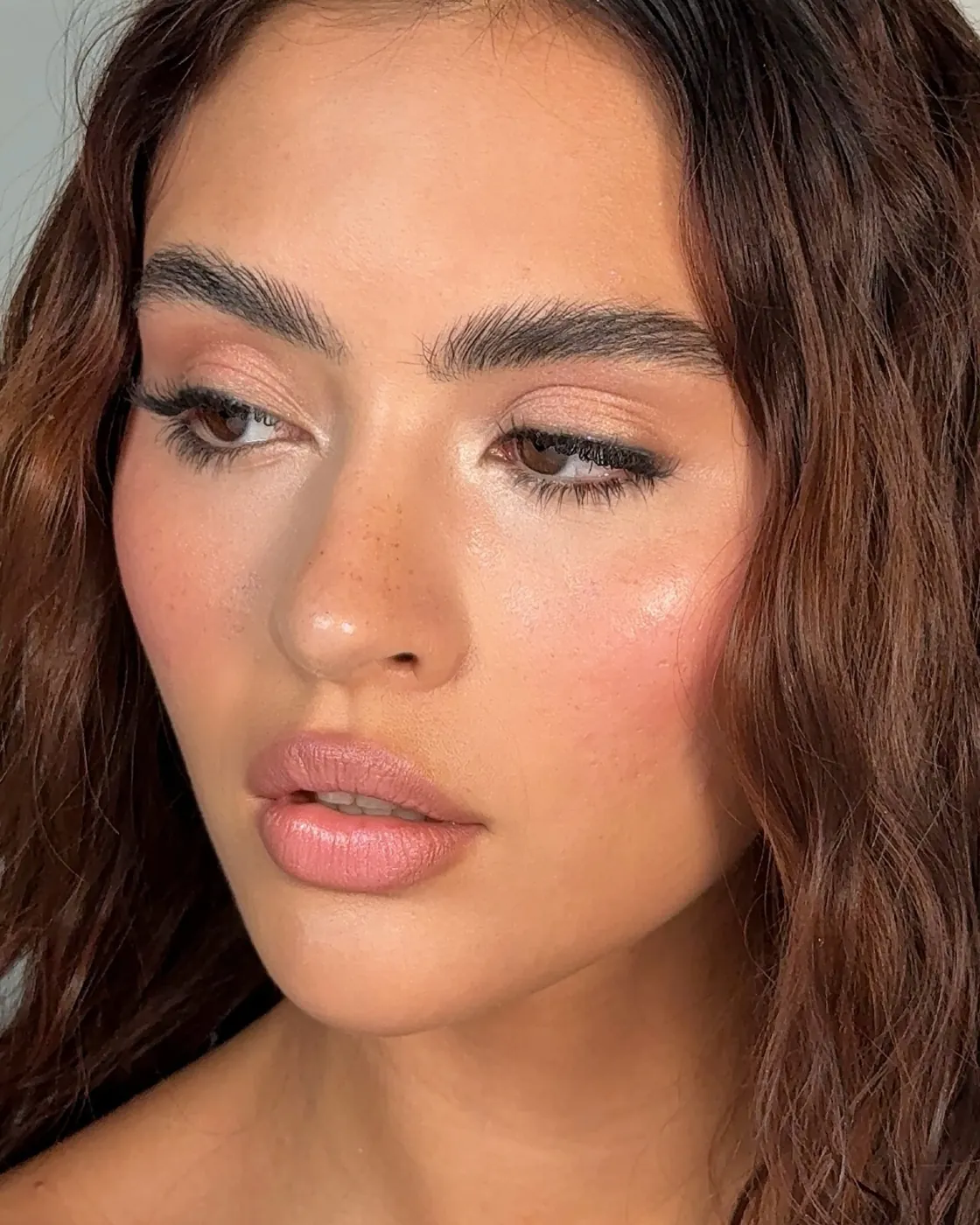 Piel con pecas, ojos en café suave y mejillas sonrojadas