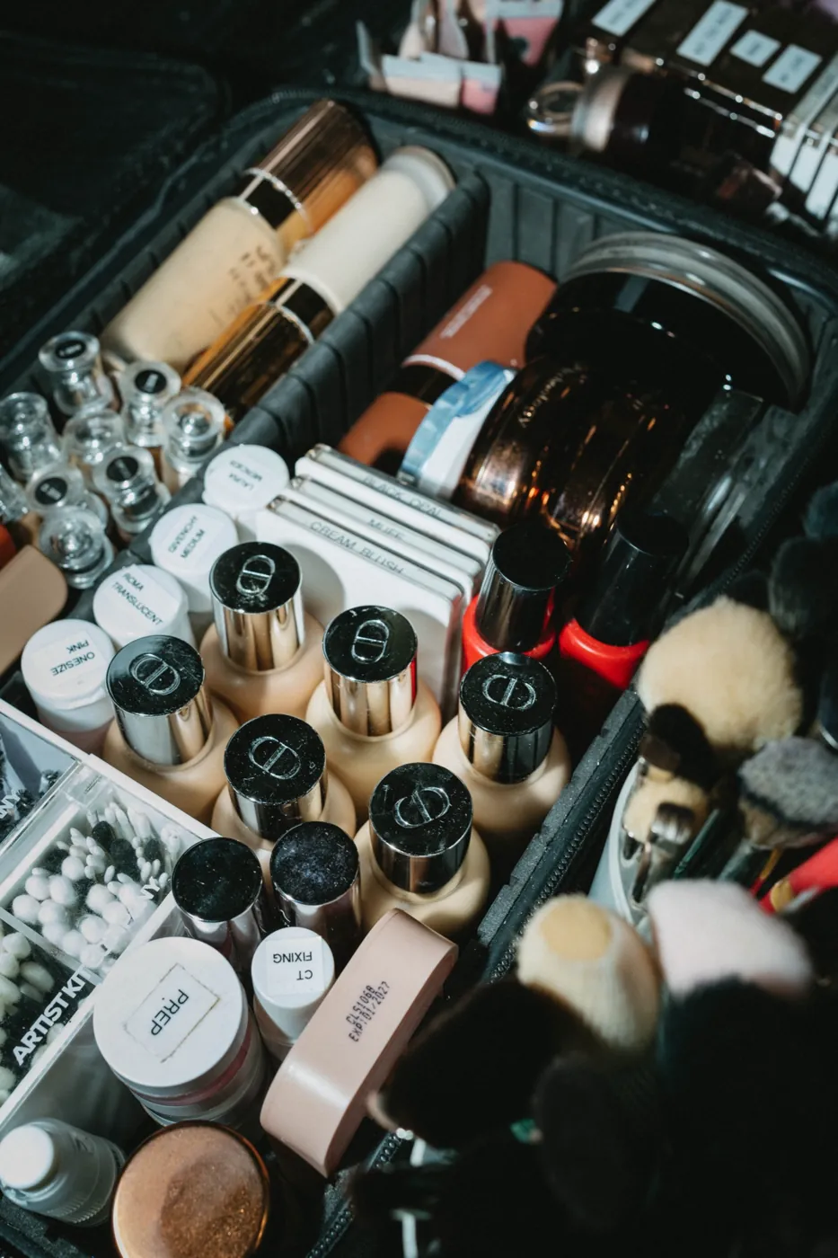 Un kit de maquillaje abierto
