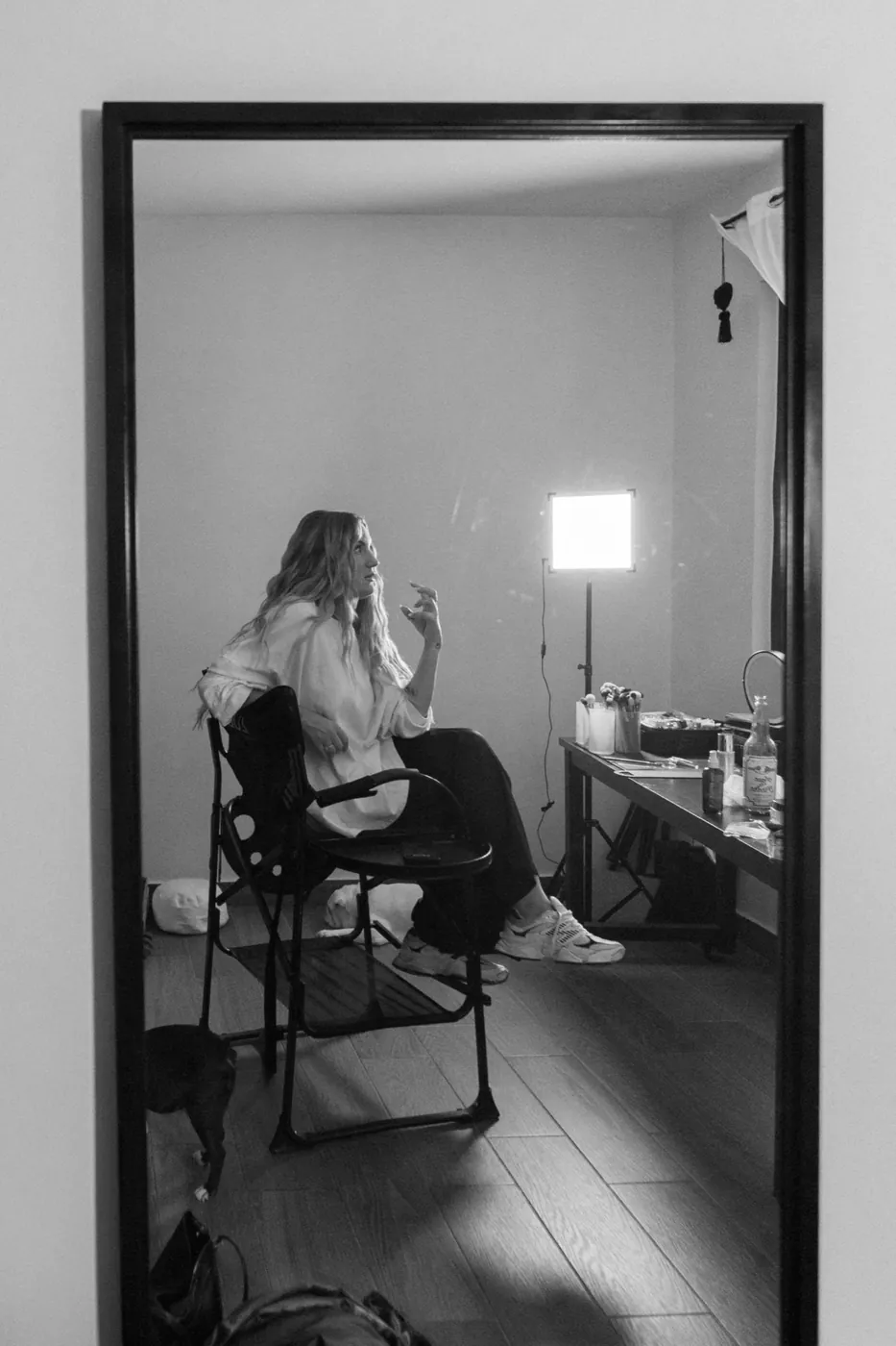 Zoë frente al espejo, en blanco y negro