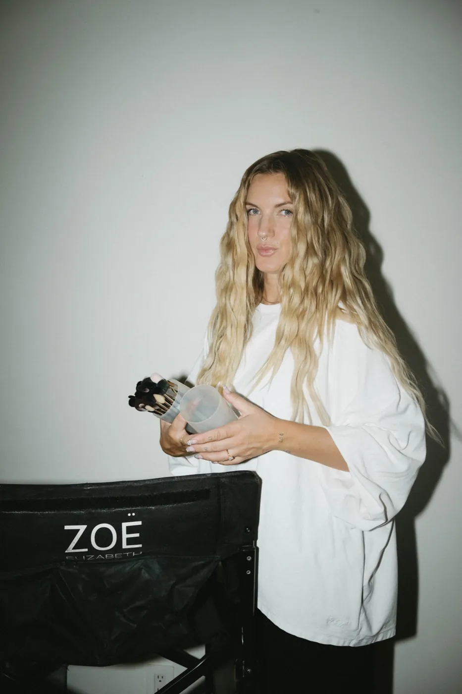 Zoë Elizabeth con sus brochas